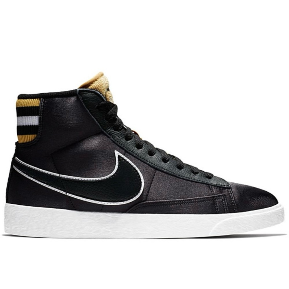 Nike Blazer Mid Premium Sneakers
Size 7 
Excellent Condition